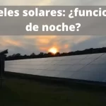Paneles solares en la noche