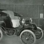 Coche eléctrico antiguo repostando