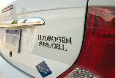 Coche de hidrógeno repostando