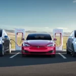 Varios Teslas cargando en puntos de recarga